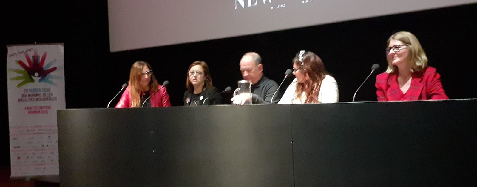 Foto mesa debate cuatro personas, Laura Moreno; Dr. Marius Morlans, Dra. Cristina Díaz de Heredia, Ioanada Arbiol