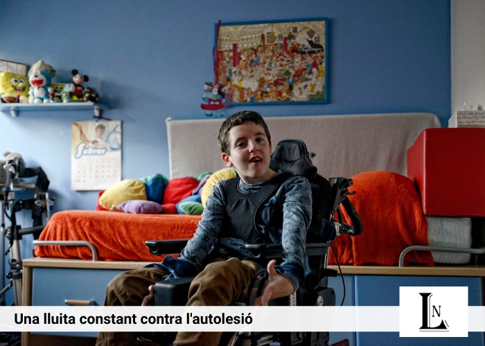 Peu de foto, logo de l'Associació Síndrome Lesch-Nyhan Espanya. Fotografia d’un jove a la seva habitació sentat a la seva cadira de rodes electrica.