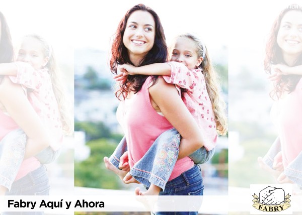  Peu de foto, logo de l’Associació Fabry. Fotografia d’una mare que porta a la seva filla a collibè.
