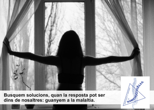  Peu de foto, logo de l’Associació d'Afectats de Siringomièlia. Fotografia dona d’esquenes amb el braços oberts separant les cortines d’un finestral.
