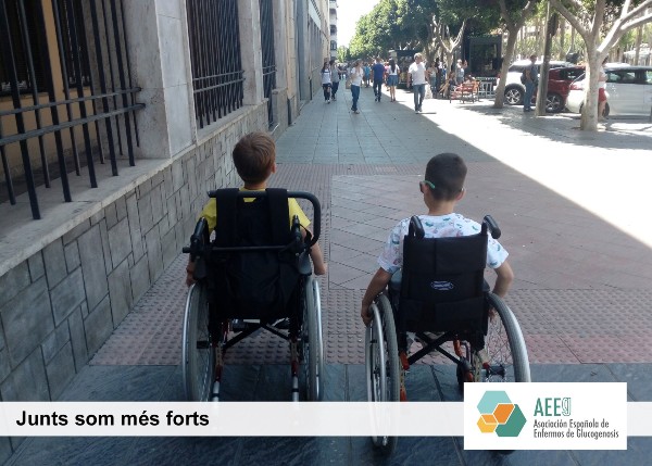  Peu de foto, logo de l’Associació Espanyola de malalts de Glucogenosis. Fotografia de dos joves d’esquena que van en cadira de rodes.