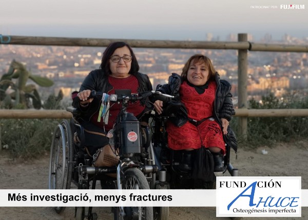  Peu de foto, logo de la Fundación Ahuce Osteogènesi Imperfecta. Fotografía de dues dones, la rosa i l'Elisenda amb les seves cadires de rodes elèctriques amb el fondo de la ciutat de Barcelona al capvespre. 