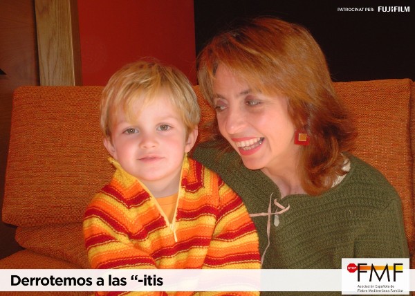 Peu de foto, logo de l’Associació Espanyola de Febre Mediterrània Familiar y Síndromes Autoinflamatoris. Fotografia nen mirant a càmera i mare mirant al seu fill amb tendresa des de el sofà de casa seva.