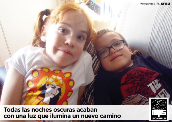 Peu de foto, logo de la Federació d’associacions de la Mucopolisacaridosi i síndromes relacionats (MPS) d’Espanya. Fotografia d’una nena i un nen estirats a un sofà.