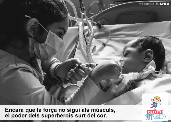 Peu de foto, logo de l’Associació de famílies de nens amb Miopatia Miotubular i CNM. Fotografia d’una mare amb mascareta posant el respirador al seu nadó, al llit d’una habitació de l'hospital.