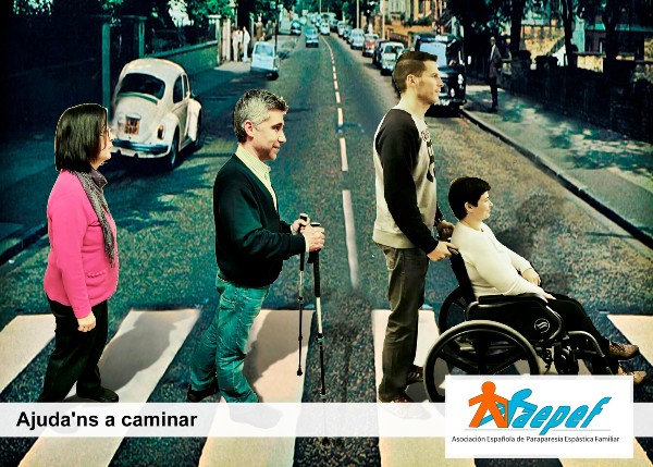  48.- Peu de foto , logo de l’Associació Espanyola Paraparesia Espàstica Familiar. Fotografia de quatre afectats caminant amb bastons o cadira de rodes per un pas de peatons al carrer.