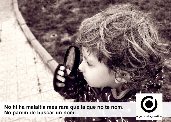 Peu de foto, logo de l'Associació Objetivo Diagnóstico. Fotografia d’un nen que fa el  gest de buscar alguna cosa, porta una lupa a la mà que posa davant del seu ull dret.