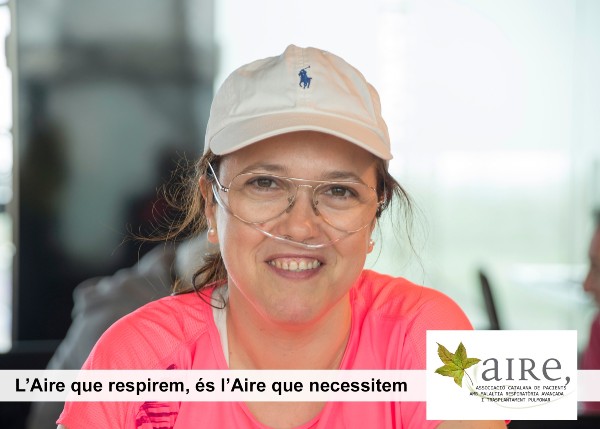 Peu de foto, logo de l'Associació Catalana de Pacients amb malaltia Respiratòries Avançada i Transplantament Pulmonar. Fotografia de la Yolanda trasplantada pulmonar amb un somriure i uns tubs per respirar al nas.