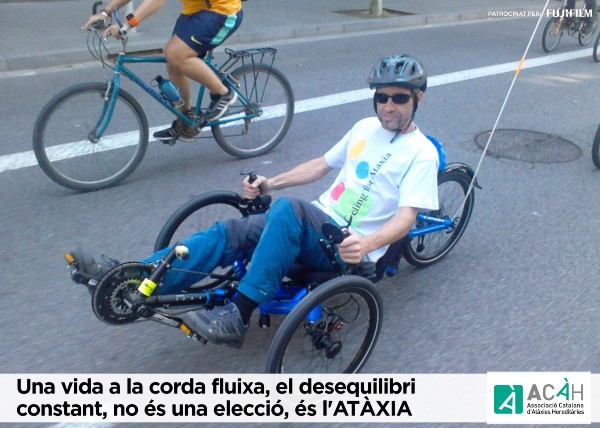  Peu de foto, logo de l’Associació Catalana d'Atàxies Hereditàries. Fotografia de mig cos d’un home amb bicicleta de carreres i un home amb bicicleta adaptada.