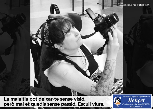  Peu de foto logo de l’Associació Espanyola de la malaltia de Behçet, fotografia d’una dona en cadira de rodes i una càmera fotogràfica a la mà, fent l’acció de fotografiar.