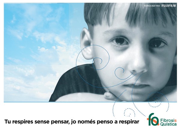 Peu de foto logo de l’Associació Catalana de Fibrosis Quística, fotografia primer pla d’un nen respirant amb un fons de cel clar.